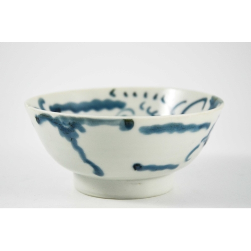 426 - An Oriental blue and white dragon bowl, painted to the interior and exterior with clouds and creatur... 