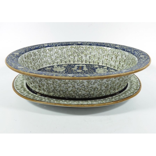 430e - A Chinese reticulated dish and stand, 20th century, in the Qianlong style, 32.5cm long