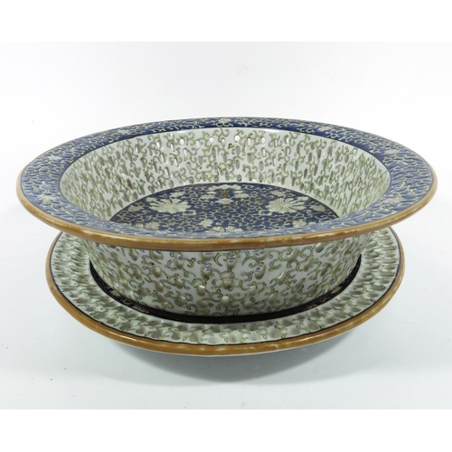 430e - A Chinese reticulated dish and stand, 20th century, in the Qianlong style, 32.5cm long