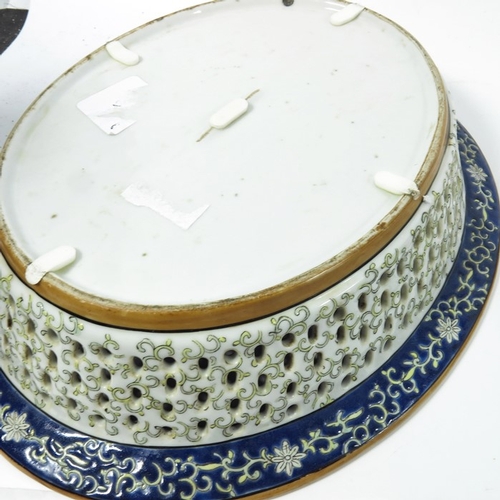 430e - A Chinese reticulated dish and stand, 20th century, in the Qianlong style, 32.5cm long