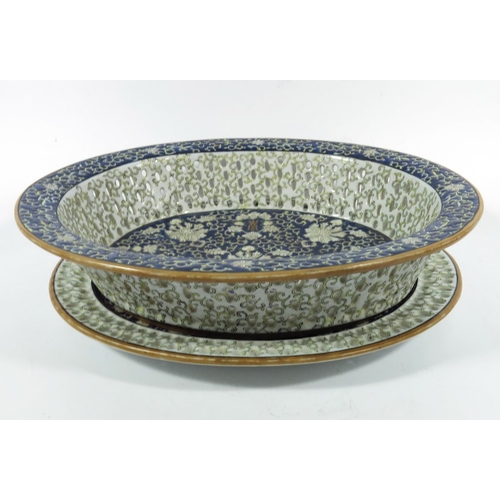 430e - A Chinese reticulated dish and stand, 20th century, in the Qianlong style, 32.5cm long