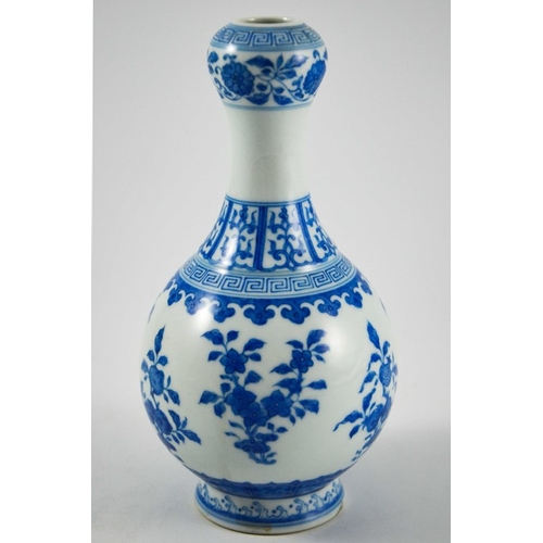 436 - A Chinese blue and white garlic head bottle vase, Qianlong mark, double gourd form, painted in the T... 