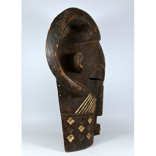 538 - A large African tribal mask, 20th century, 60cm high