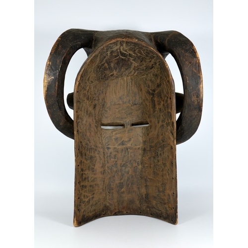 538 - A large African tribal mask, 20th century, 60cm high