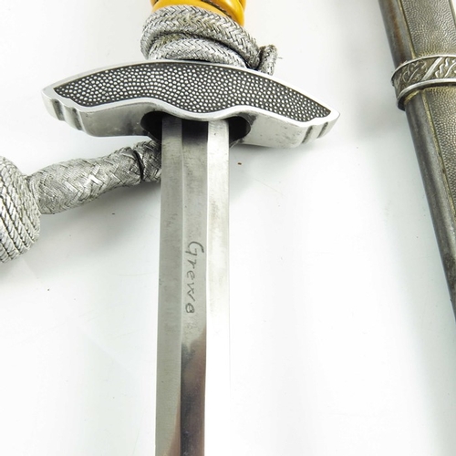 633 - Third Reich German Airforce (Luftwaffe) 2nd Pattern Officer's dress dagger, housed in hammered scabb... 