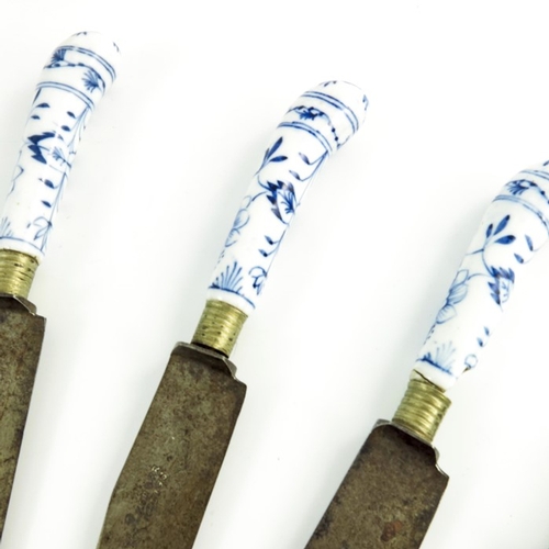 954 - Four Continental porcelain handled knives, in the Meissen style, blue and white pistol gris with oni... 