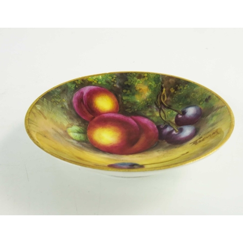 1499 - J Freeman for Royal Worcester, a fruit painted pin tray, 1939, decorated with grapes and peaches, pu... 