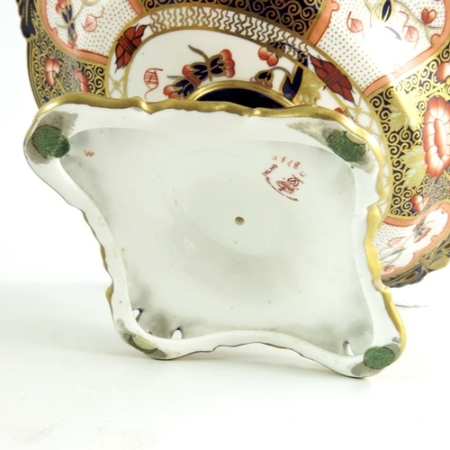 1518 - A group of English Imari pattern china, circa 1900, including Crown derby and Davernport teaware (5)