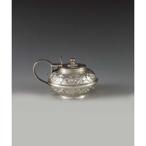 2085 - Robert Hennell II, London 1818, a George III silver mustard pot of circular compressed form, the bod... 