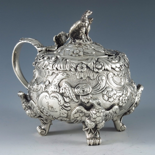 2102 - William Eaton, London 1820, a George III silver mustard pot, squat baluster inverse pear form, heavi... 