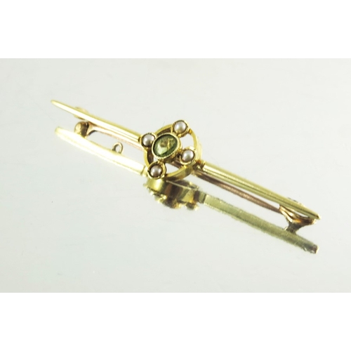 116 - A 15ct yellow gold bar brooch, inset with central faceted peridot and four pearls, stamped 15ct, 5.5... 