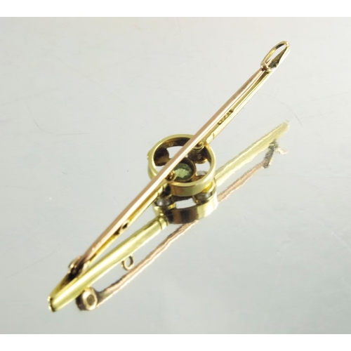 116 - A 15ct yellow gold bar brooch, inset with central faceted peridot and four pearls, stamped 15ct, 5.5... 