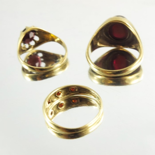 126 - A collection of 9 carat gold rings, including garnet set rings, wedding band etc., 19.4g (4)