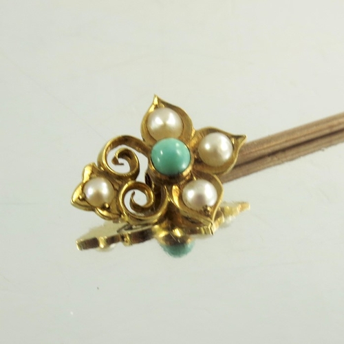 135 - An 18ct yellow gold pin mounted with floral motif inset with turquoise bead and four pearls, stamped... 