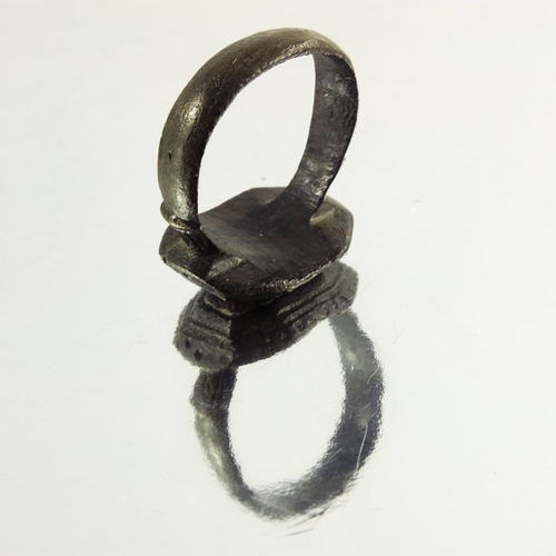 155 - A Roman Ring, the hexagonal metal mount inset with natural agate stone, 8.6 g