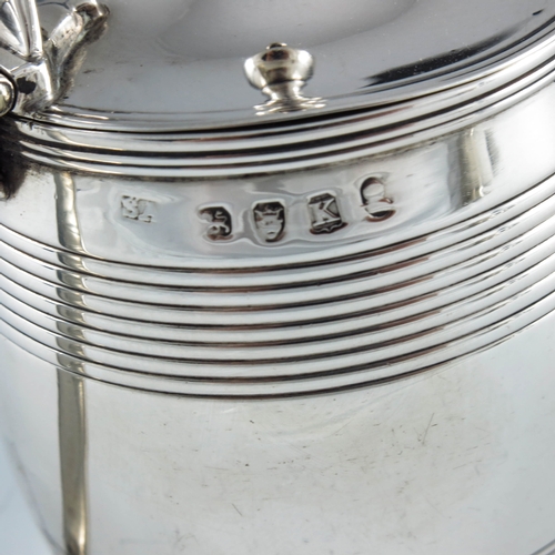 2043 - Stephen Adams, London 1805, a George III silver mustard pot of barrel form with reeded decoration, a... 