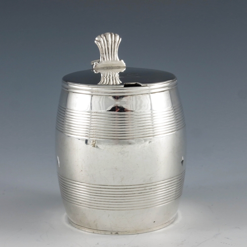 2046 - John Wren, London 1800, a George III silver mustard pot of barrell form with reeded decoration, hing... 