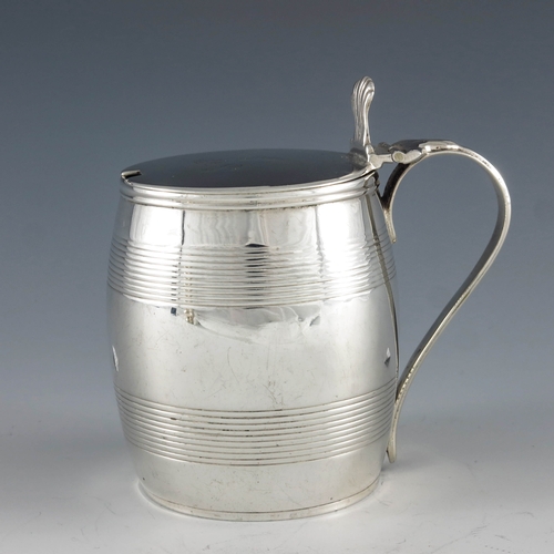 2046 - John Wren, London 1800, a George III silver mustard pot of barrell form with reeded decoration, hing... 