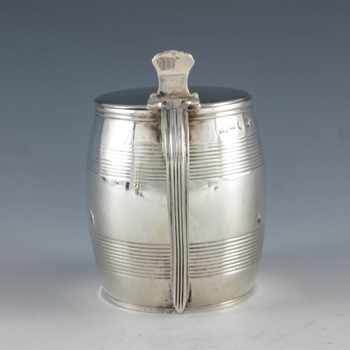 2046 - John Wren, London 1800, a George III silver mustard pot of barrell form with reeded decoration, hing... 