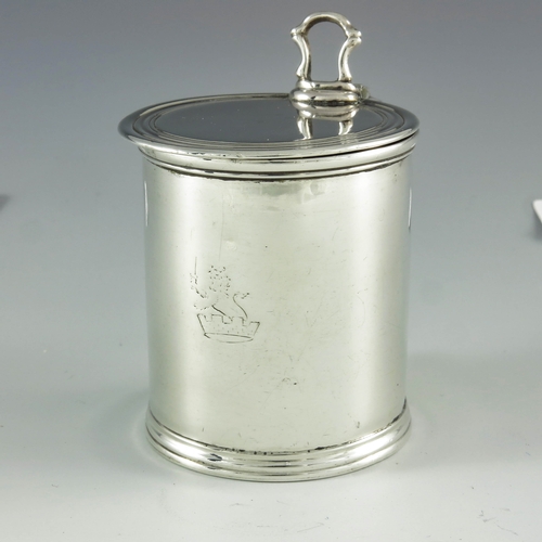 2066 - John Delmester, London 1765, a George III silver drum mustard pot, plain with a reed edge border and... 