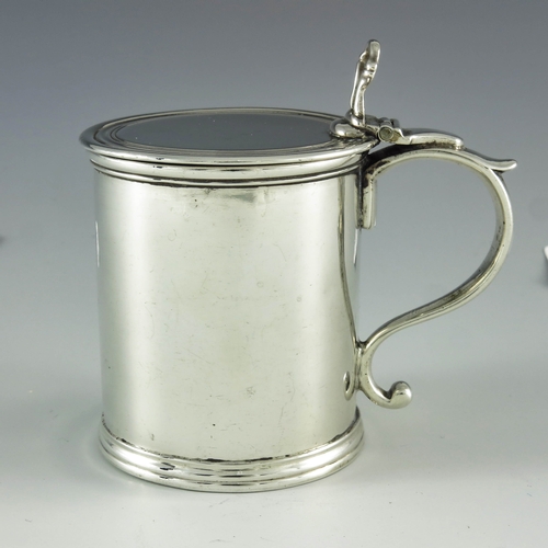 2066 - John Delmester, London 1765, a George III silver drum mustard pot, plain with a reed edge border and... 