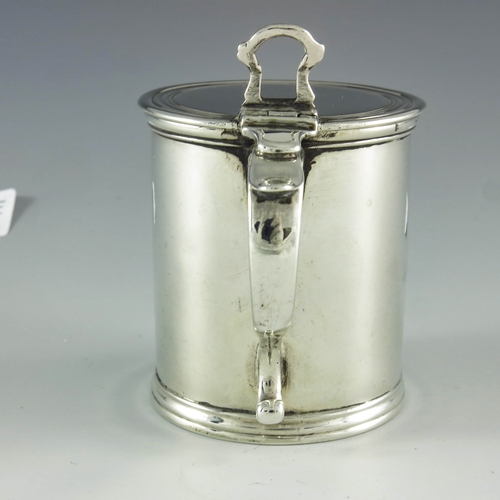 2066 - John Delmester, London 1765, a George III silver drum mustard pot, plain with a reed edge border and... 