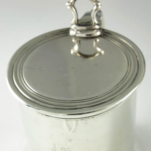 2066 - John Delmester, London 1765, a George III silver drum mustard pot, plain with a reed edge border and... 