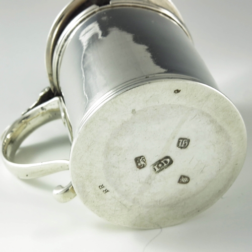 2066 - John Delmester, London 1765, a George III silver drum mustard pot, plain with a reed edge border and... 