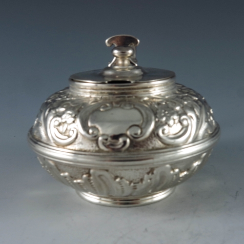 2085 - Robert Hennell II, London 1818, a George III silver mustard pot of circular compressed form, the bod... 