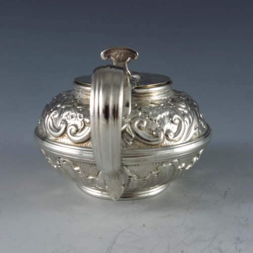 2085 - Robert Hennell II, London 1818, a George III silver mustard pot of circular compressed form, the bod... 