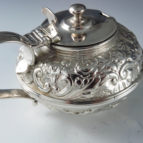 2085 - Robert Hennell II, London 1818, a George III silver mustard pot of circular compressed form, the bod... 