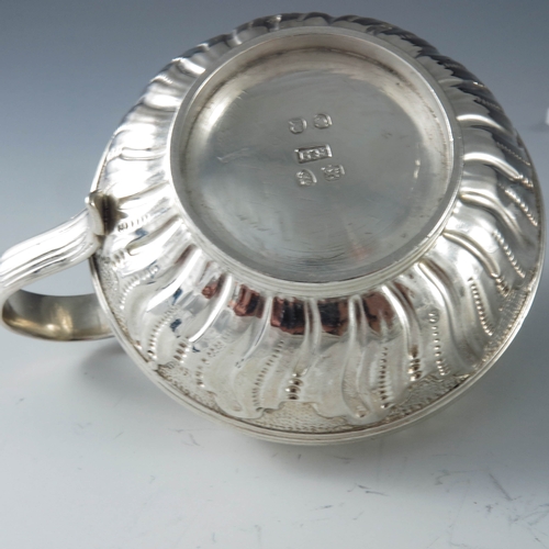 2085 - Robert Hennell II, London 1818, a George III silver mustard pot of circular compressed form, the bod... 