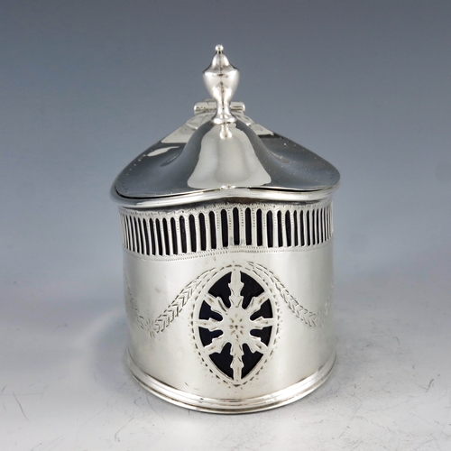 2098 - Luke Proctor & Co, Sheffield 1787, a George III silver oval mustard pot of navette form, the straigh... 