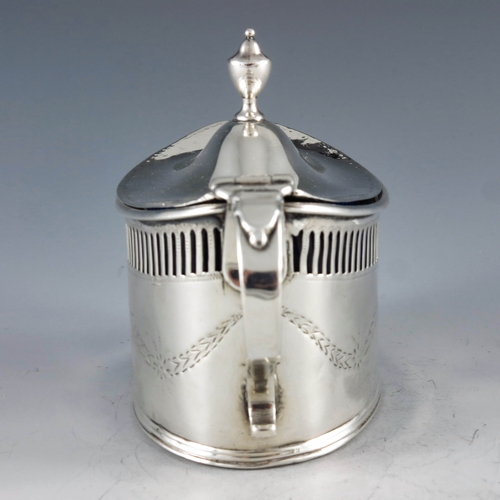 2098 - Luke Proctor & Co, Sheffield 1787, a George III silver oval mustard pot of navette form, the straigh... 