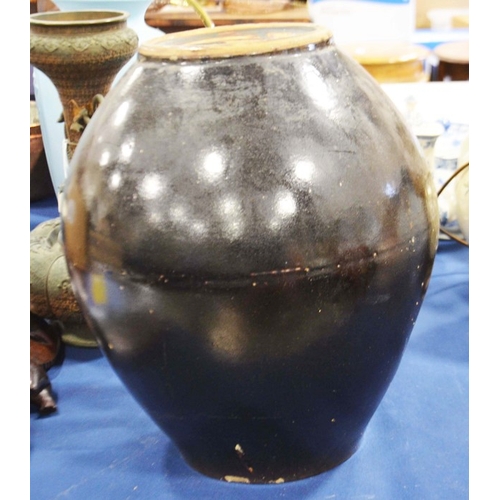 102 - An olive jar of ovoid form,  40 cm high.