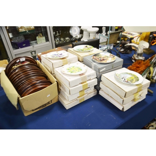 18 - Royal Albert commemorative plates, and others, boxed