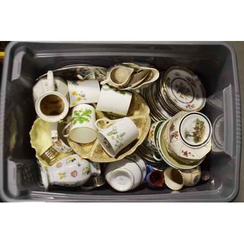 25 - A Quantity of tea, dinner ware and sundry pottery, including Doulton style vase.  (2 trays)