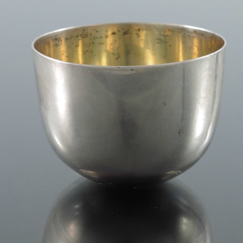 22 - An 18th century German silver beaker, IW, circa 1720, rounded tumbler cup form, plain with gilt inte... 