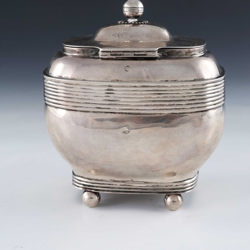 32 - A Dutch Biedermeier silver tea caddy, VG, Netherlands 1825, rounded rectangular section, the ogee ov... 