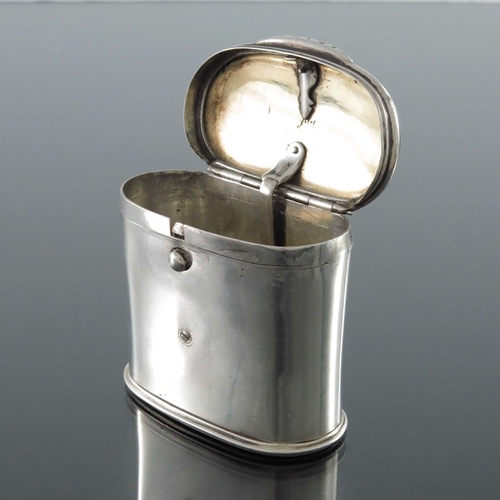 70 - A George III Scottish Provincial silver snuff mull, circa 1810, straight sided oval form with spring... 