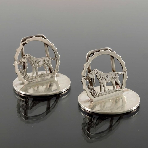 127 - A pair of George V silver menu holders, A Wilcox, Birmingham 1932, each with a pierced and etched hu... 