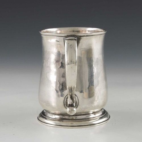 130 - A George II silver mug, Richard Gosling, London 1735, baluster form, on stepped foot, with S scroll ... 