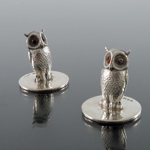 153 - A pair of Edwardian silver novelty menu holders, Sampson Mordan, London 1903, modelled as owls, set ... 