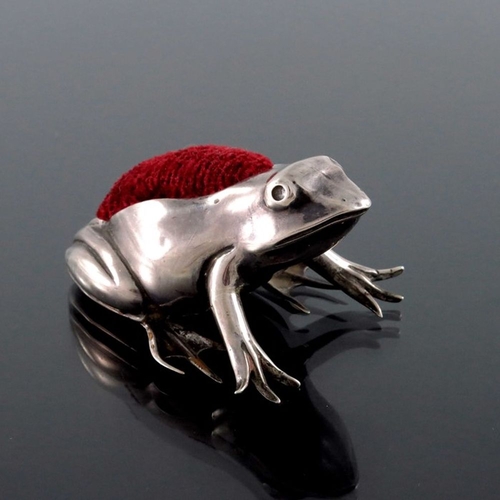 185 - A George V novelty silver pin cushion, Adie and Lovekin Ltd., Birmingham 1914, modelled as a frog, 6... 