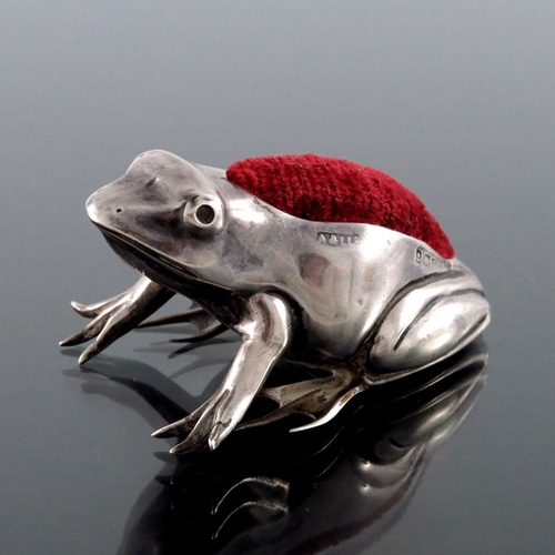 185 - A George V novelty silver pin cushion, Adie and Lovekin Ltd., Birmingham 1914, modelled as a frog, 6... 