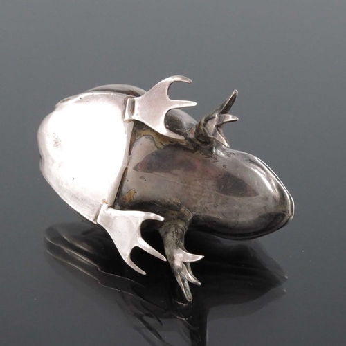 185 - A George V novelty silver pin cushion, Adie and Lovekin Ltd., Birmingham 1914, modelled as a frog, 6... 