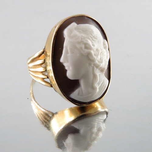 267 - A 9 carat gold and cameo set ring, in the revivalist style, approx size K