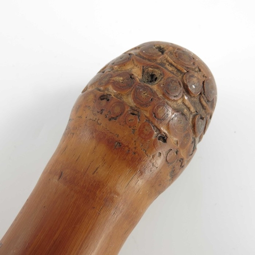 425 - A Japanese carved bamboo cane, Meiji, decorated in the round with battling Samurai, signed, 89cm lon... 