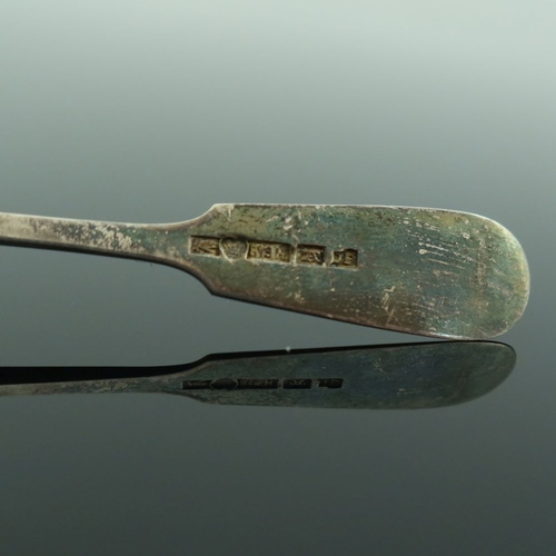 52 - A Finnish novelty silver egg cup and spoon, Suomen Kultaseppa Oy, Turku 1911, modelled as broken hal... 