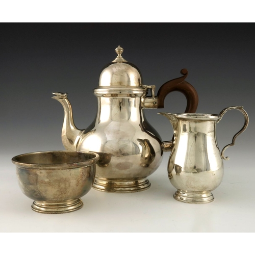 85 - A George V silver three piece tea set, F C Richards, Birmingham 1928, Queen Anne baluster form, with... 